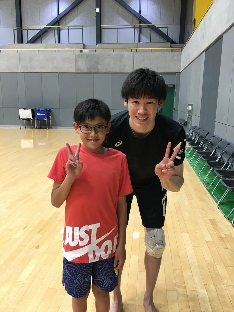 バレーボールを始めた頃、憧れの石川祐希と嬉しそうに写真に収まる凛虎（母・小由樹さん提供）