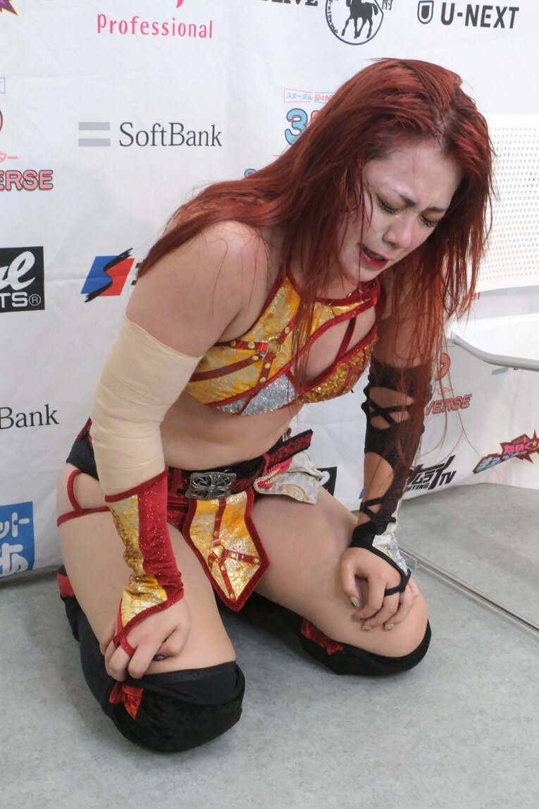 敗戦後、インタビュースペースで号泣　©Norihiro Hashimoto