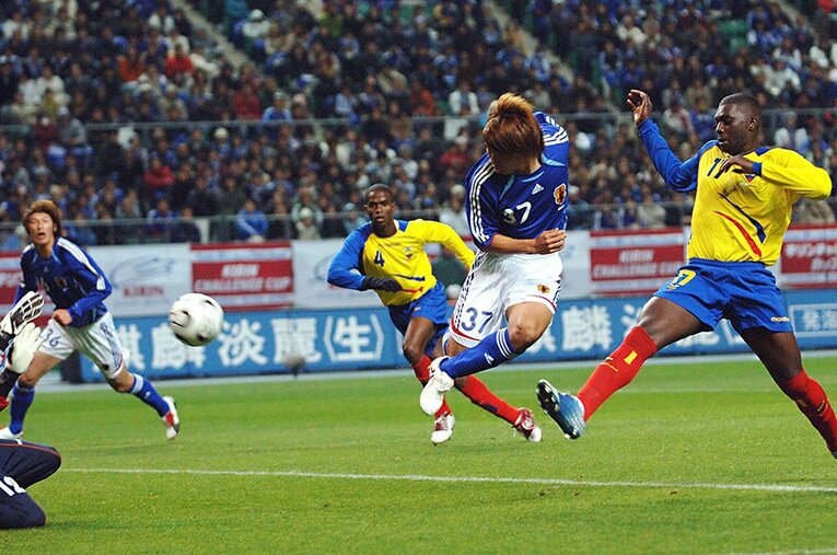 日本代表で最も印象に残っていると語るのが2006年エクアドル戦のゴール。三都主アレサンドロのクロスボールにピンポイントで合わせた ／ photograph by Jinten Sawada/AFLO