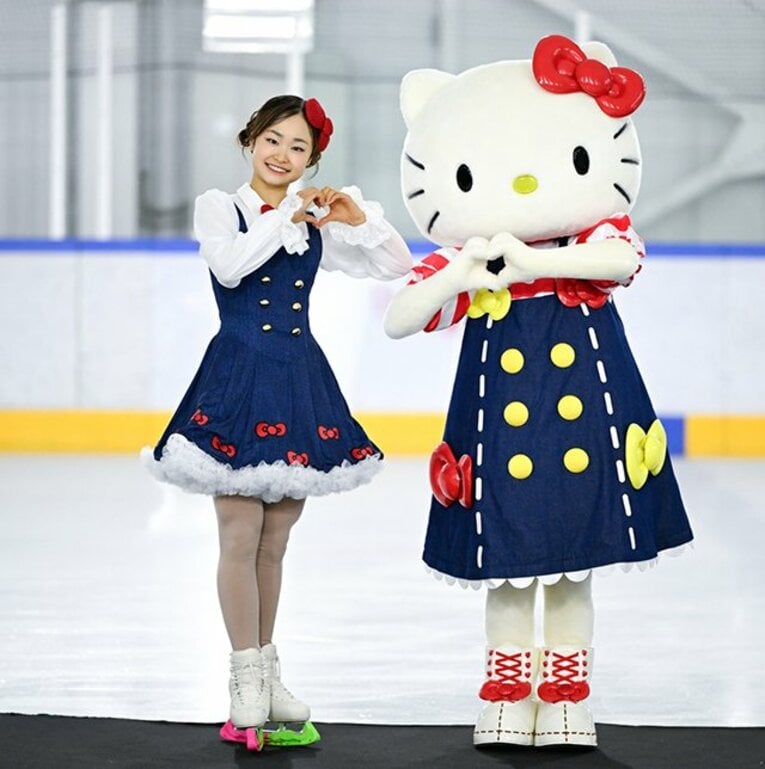 2024年よりサンリオの次世代応援プロジェクト「Sanrio Cheers for Smiles」のサポートを受け、'26年にはスポンサー契約を締結。今季のエキシビションプログラムは、世界への挑戦を続ける島田選手と、グローバルエンタテイメント企業を目指すサンリオの想いが重なり、特別なものが作られた。ハローキティをイメージした衣装で楽曲は『KAWAII FESTIVAL』の曲を使用する　©Asami Enomoto©2026 SANRIO CO., LTD.APPROVAL NO. CB260632