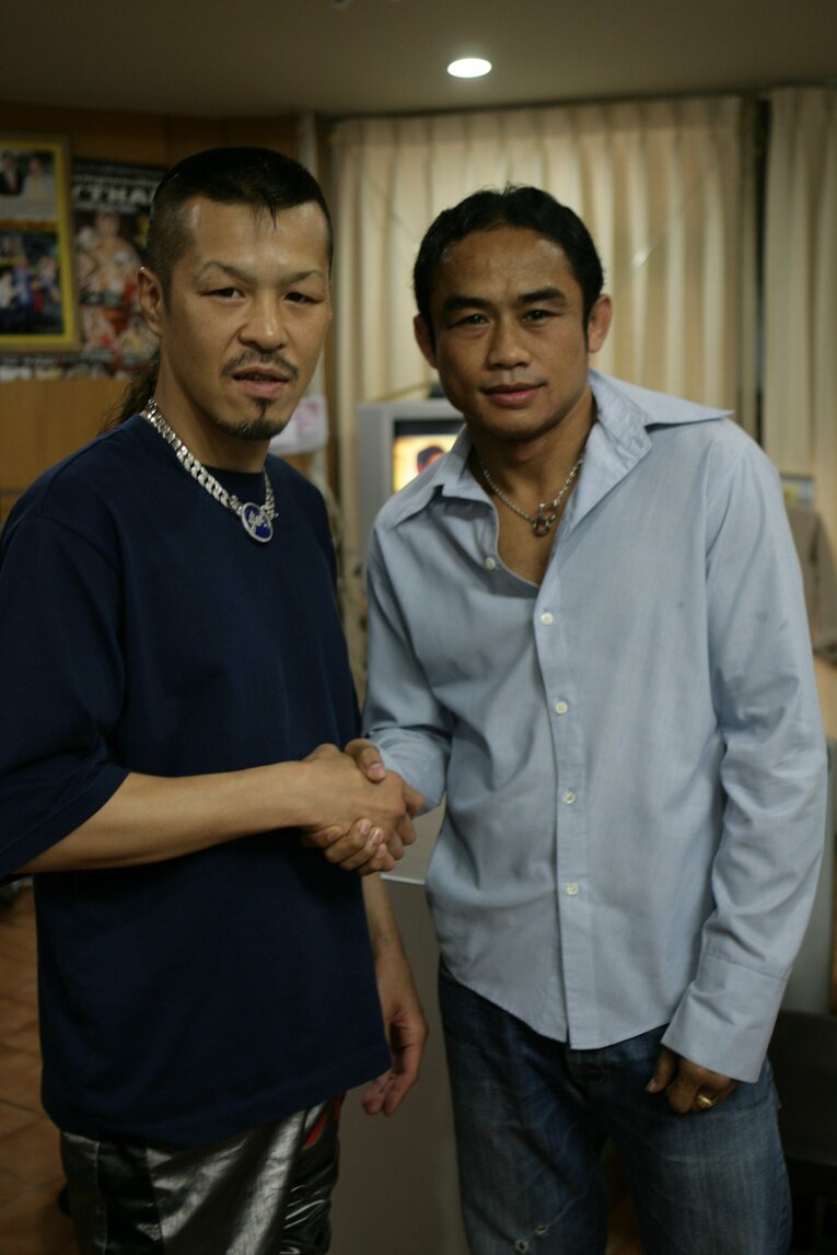 宿敵ウィラポンと再会し握手