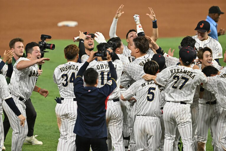 期待に応えサヨナラ打を放った村上　©Naoya Sanuki