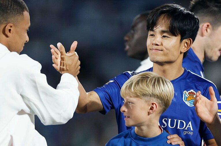 エムバペと笑顔で握手する久保建英。ソシエダは苦しんでいる一方で久保個人のプレーは高いクオリティを誇っている ／ photograph by Daisuke Nakashima