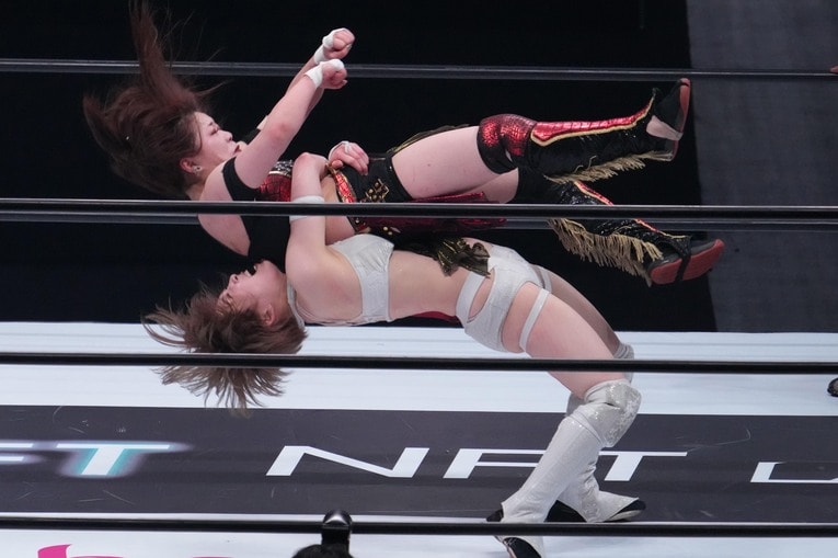 4月23日、横浜アリーナ。鈴季すずにジャーマンスープレックスを放つ安納サオリ　©Essei Hara