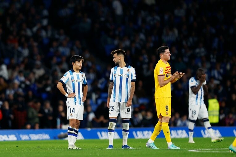 後半キックオフ直前に話し合う久保とブライス　©Daisuke Nakashima