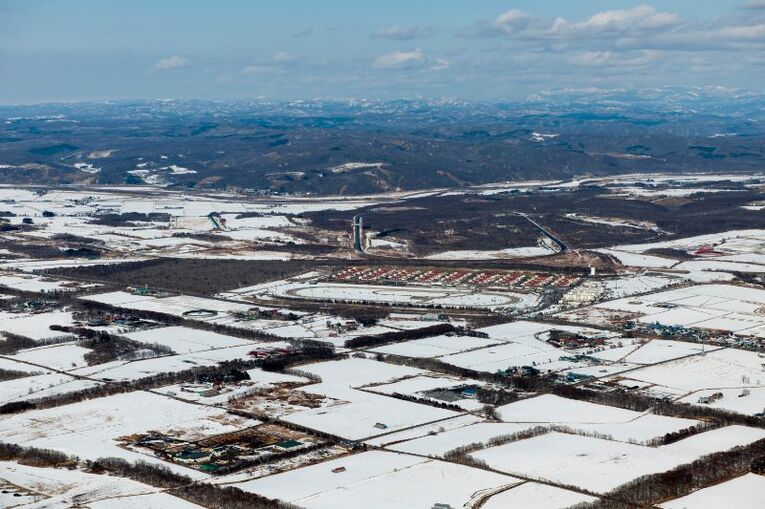 雪が降り積もった冬の門別競馬場（北海道日高町） ／ photograph by Jiji Press