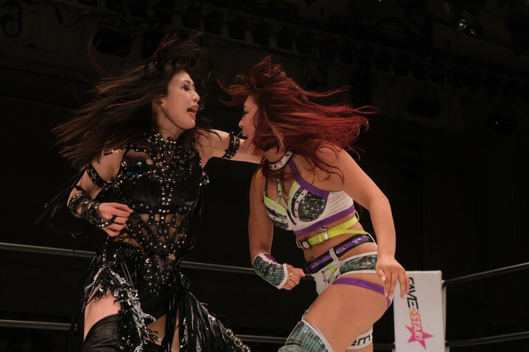 無料中継でも話題を集めた上谷沙弥vsAZM（9月27日）　©Norihiro Hashimoto