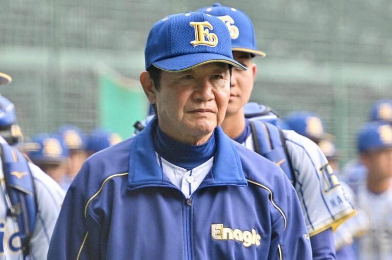 エナジックスポーツ高等学院野球部の神谷嘉宗監督（70歳）。その指導の源泉には、かつて味わった理不尽な経験があった ／ photograph by JIJI PRESS