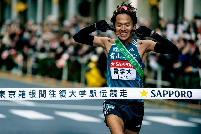 第101回箱根駅伝10区でフィニッシュする青山学院大学の小河原陽琉（当時1年）。歴代最速の総合記録10時間41分19秒に伴い、シード権争いも激化している ／ photograph by Kiichi Matsumoto