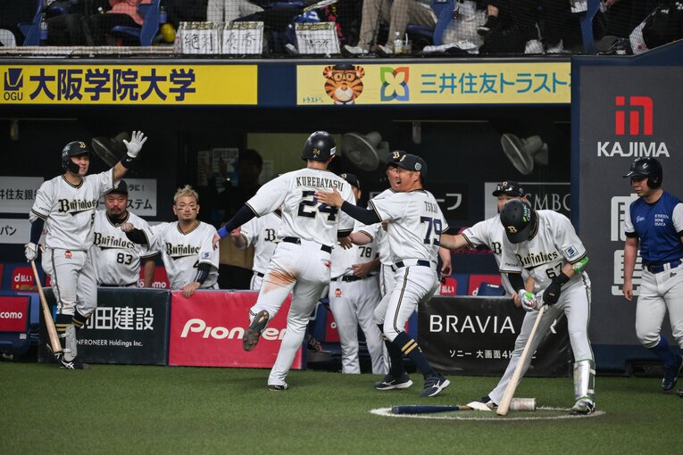 帰還した紅林を出迎えるチームメート　©︎Nanae Suzuki