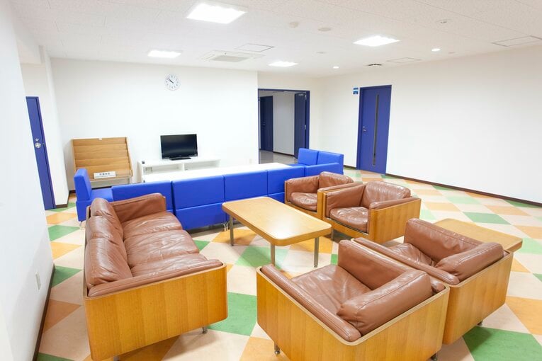 硬式野球部寮　歓談スペース（帝京大提供）