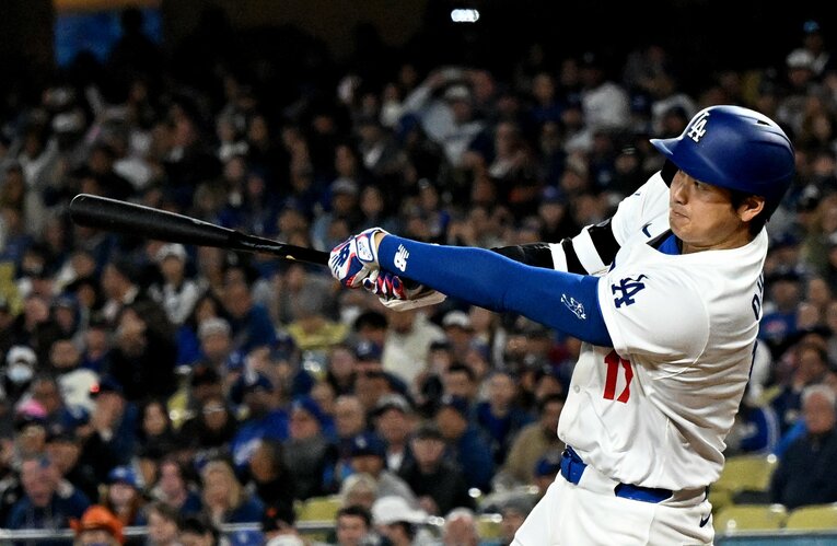 ドジャースでの第1号HRを放った大谷　©Getty Images