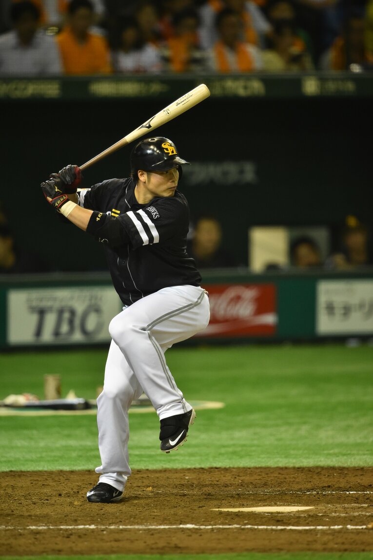 ソフトバンク時代の吉村裕基。プロ入り初本塁打は2003年の横浜ベイスターズ時代だった　©Hideki Sugiyama