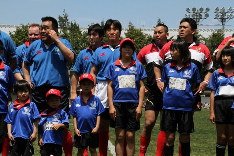 2013年4月、東芝府中グラウンドで行われた松田努さんの引退試合。試合終了後には娘・凛日の姿が花束を渡すシーンもあった　©︎Nobuhiko Otomo