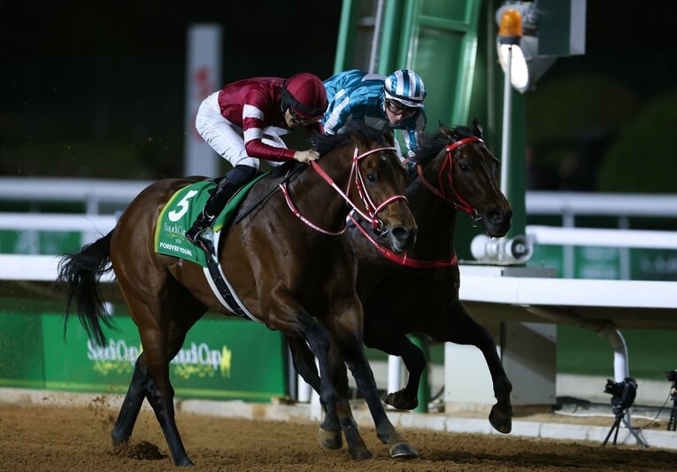 ロマンチックウォリアーを差し返して世界最高賞金レースのサウジカップを制したフォーエバーヤング　©Getty Images