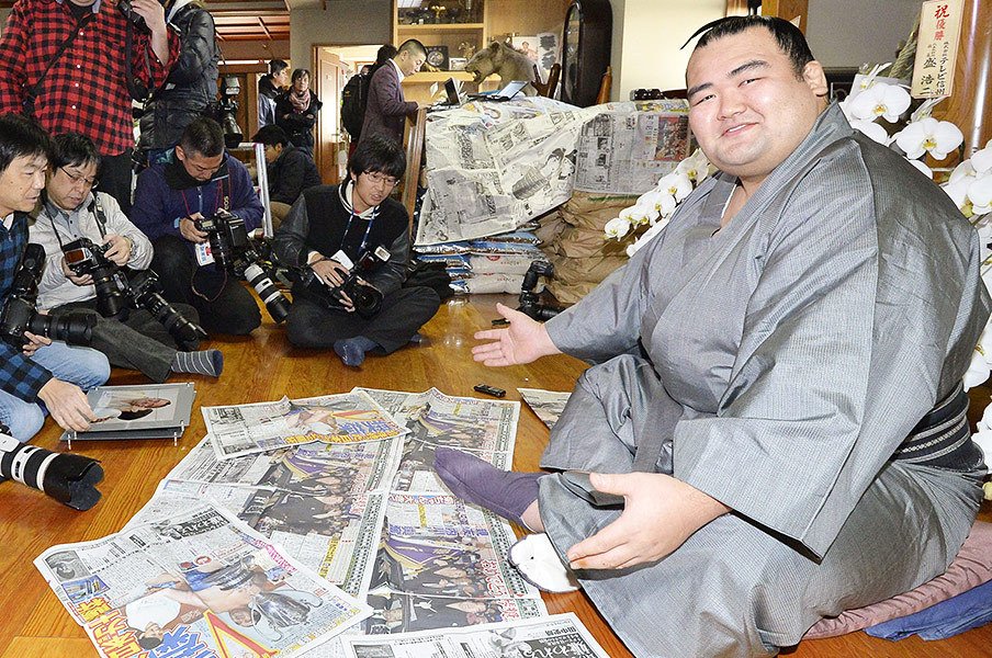 プチ鹿島、1月のスポーツ新聞時評。主役は琴奨菊……じゃなくてSMAP!?<Number Web> photograph by Kyodo News