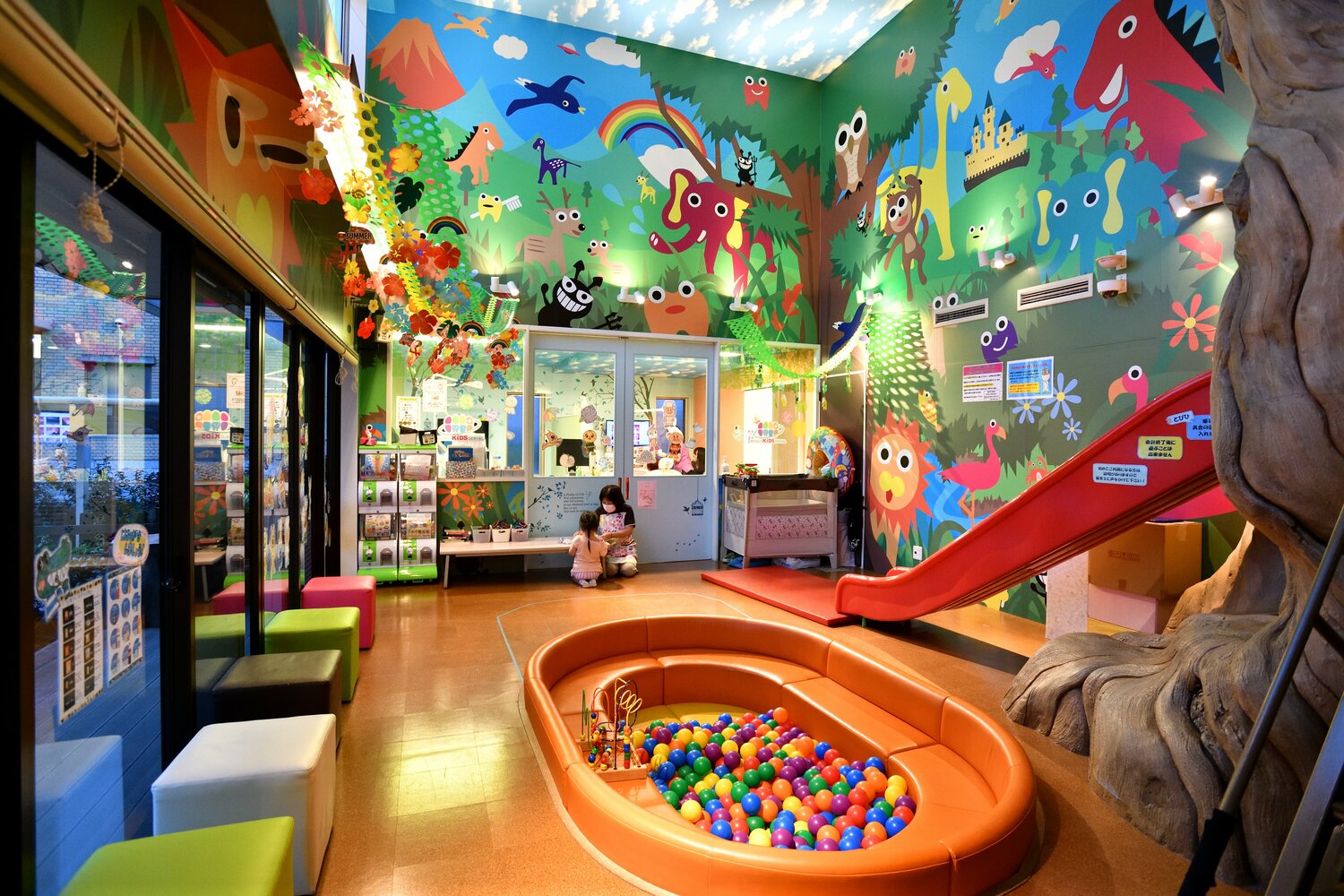 展示室の逆側には大型のキッズルームがある ©Takashi Shimizu