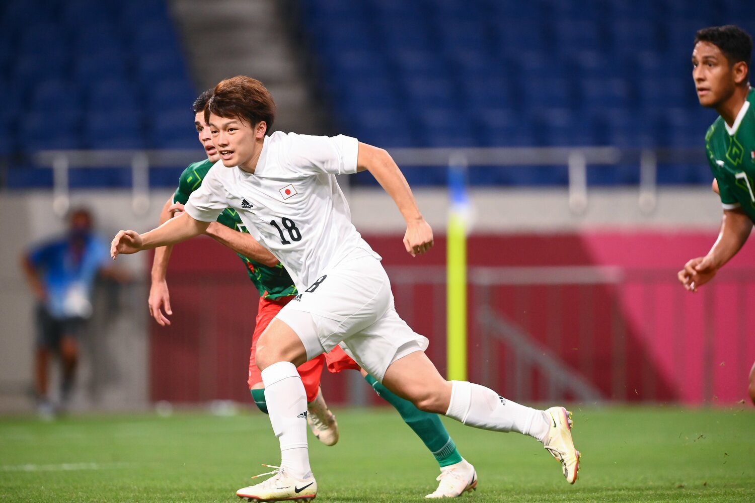 東京五輪の3位決定戦でメキシコに敗れ、銅メダルを逃した日本。上田は三笘薫と共に62分から途中出場して攻撃を活性化した　©JMPA