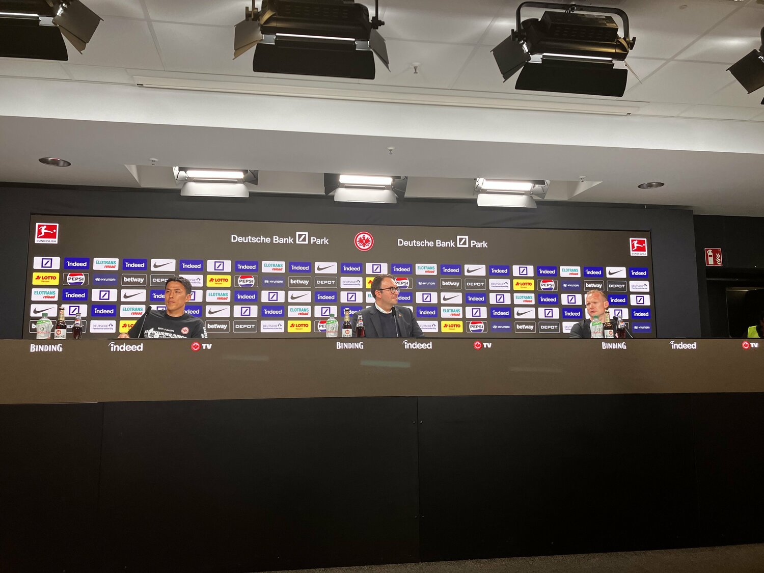 ローデと長谷部の共同会見となり、ドイツ語で行われた　©Kichinosuke Nakano