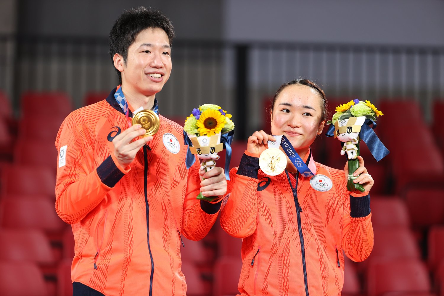 東京五輪ミックスダブルスで金メダルに輝いた伊藤美誠と水谷隼　©︎JMPA