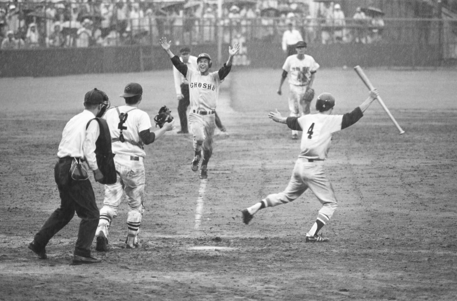 第55回全国高校野球・作新学院－銚子商。延長12回裏、銚子商1死満塁で長谷川泰之が作新学院のエース・江川から押し出しの四球をもぎ取り三塁走者の磯村政司（中央）がホームイン。銚子商がサヨナラ勝ちした名シーン　©︎JIJI PRESS