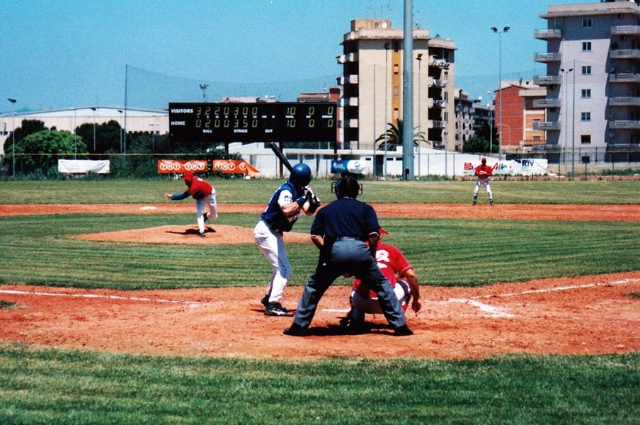 ファウルが飛ぶと「オフサイドだろ！」「試合中に選手がラザニア」イタリア人は野球をどう楽しんでる？ 現地でプレーした日本人記者の記憶＜Number Web＞ photograph by Takashi Yuge