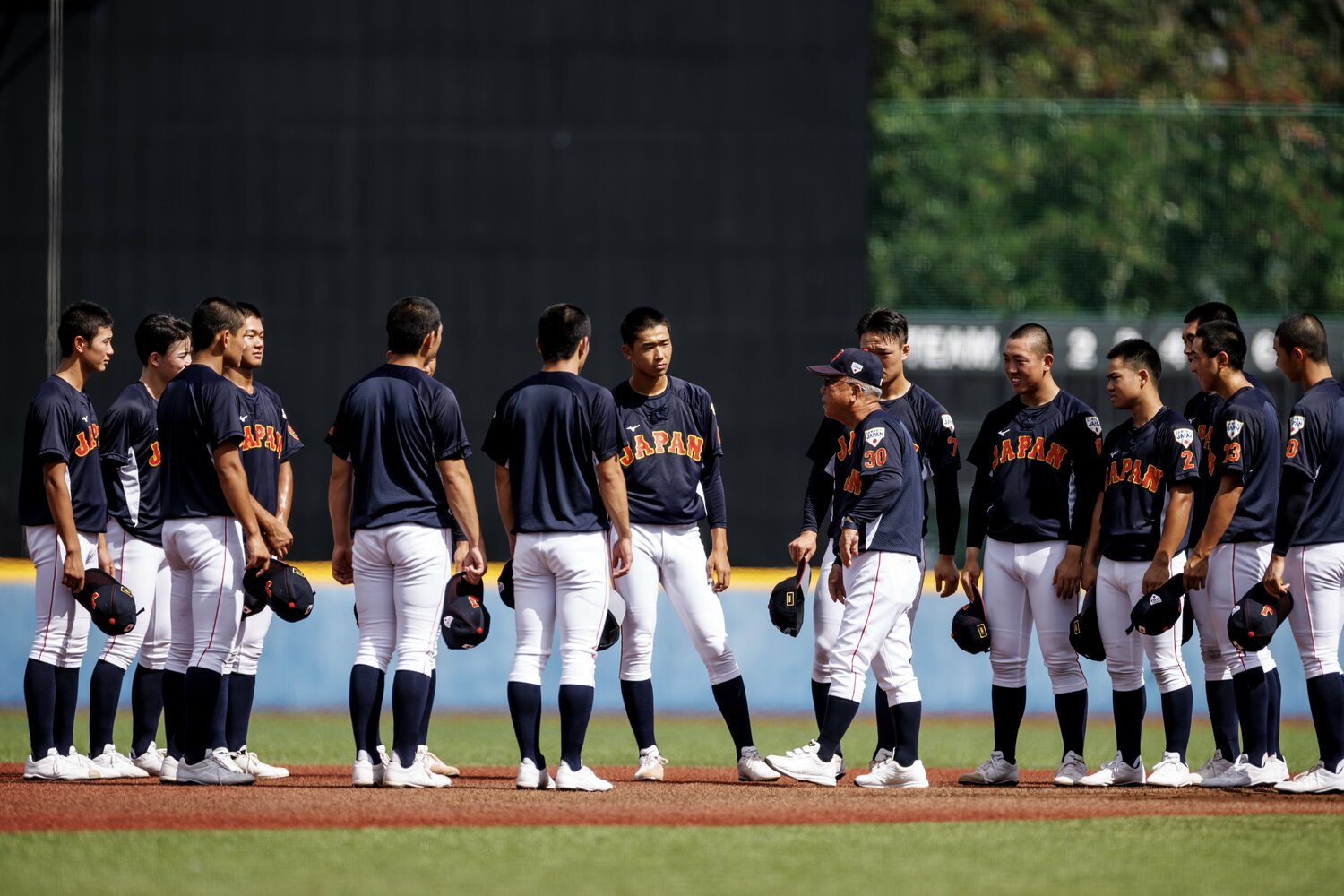 U-18代表メンバーに指示を出す馬淵監督　©Kichi Matsumoto