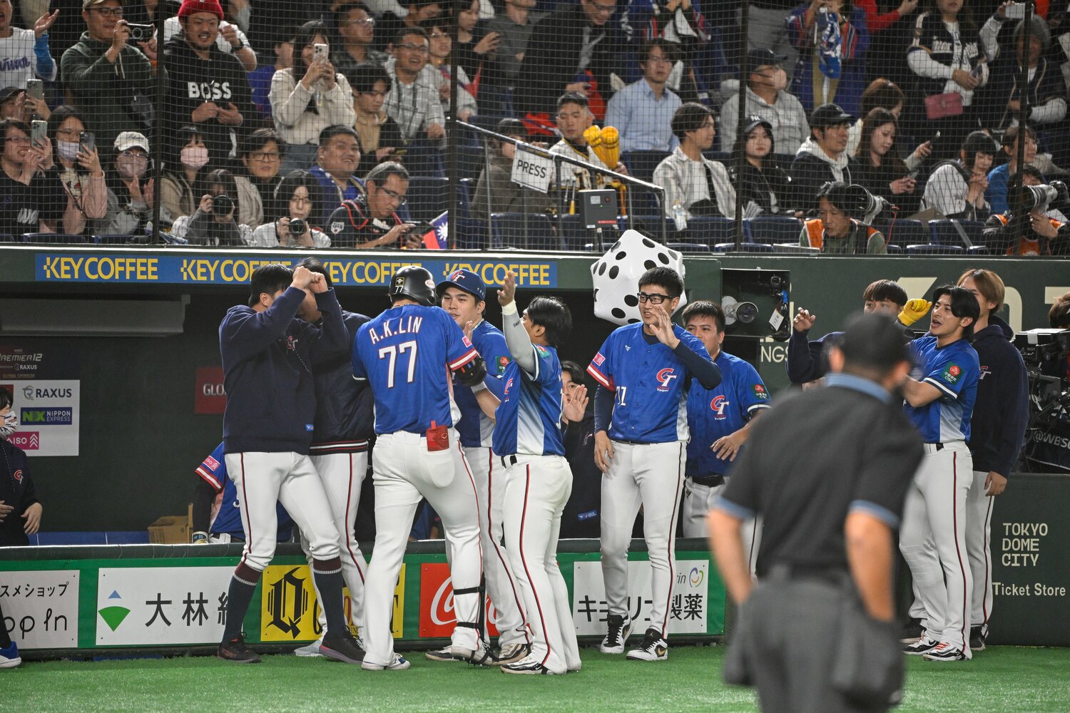 敗色濃厚でも、林安可のホームランを迎える台湾ベンチの雰囲気は明るい。あれ、ベンチ右端に見えるのは……？　©Nanae Suzuki