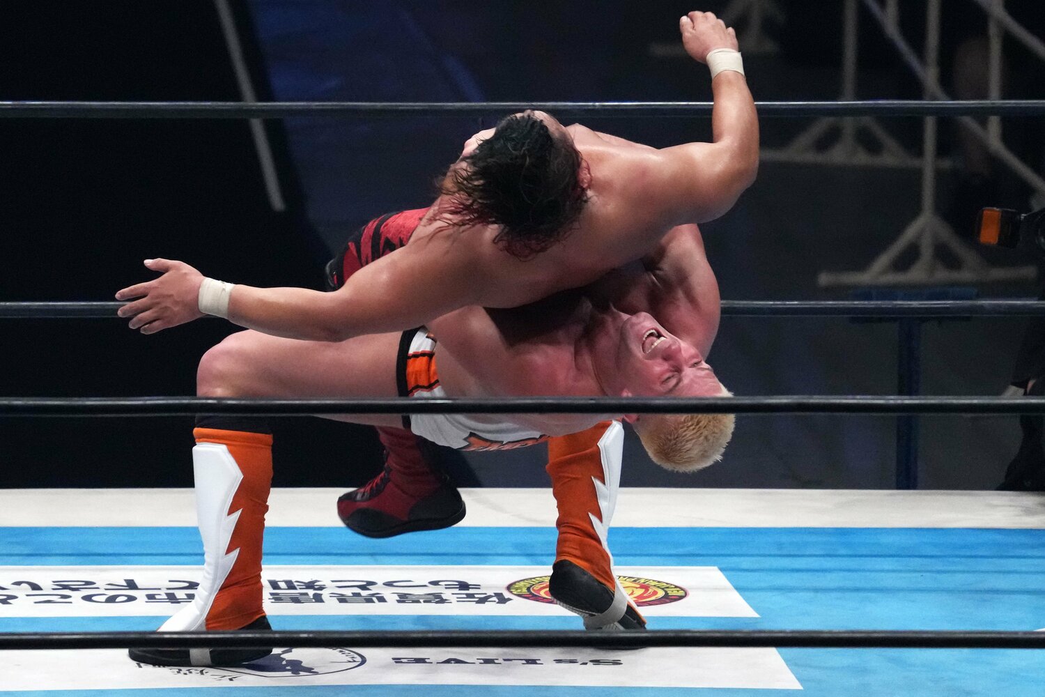 鷹木信悟を強引に投げるザック・セイバーJr.　©Essei Hara