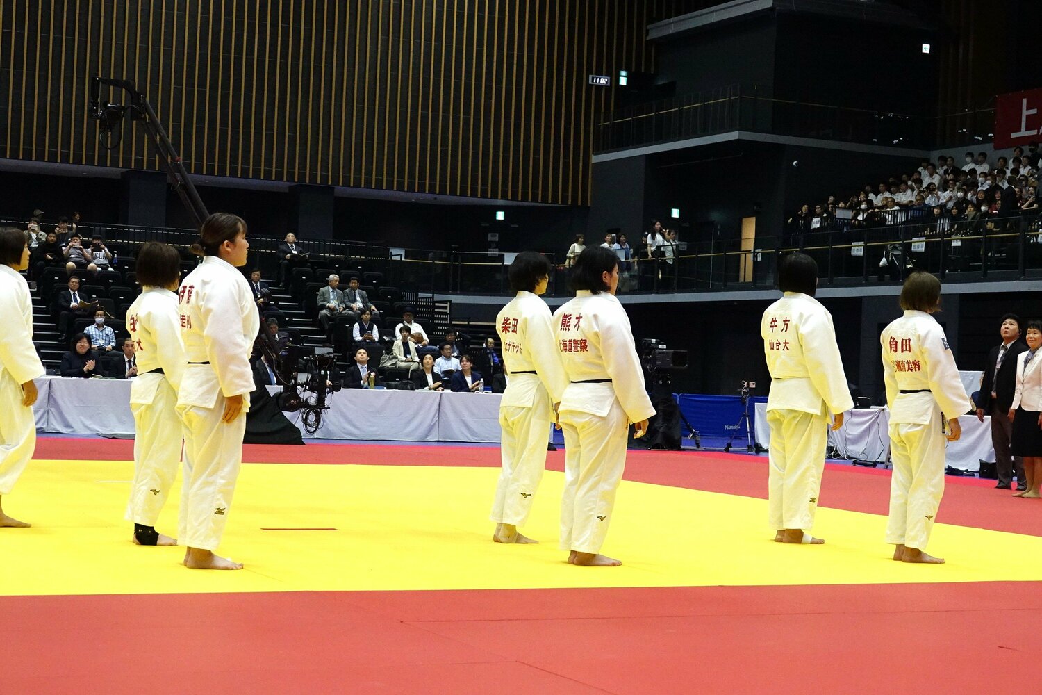 整列した出場選手たち。最前列右の角田夏実がひときわ小柄であることがよくわかる ©Koji Fuse