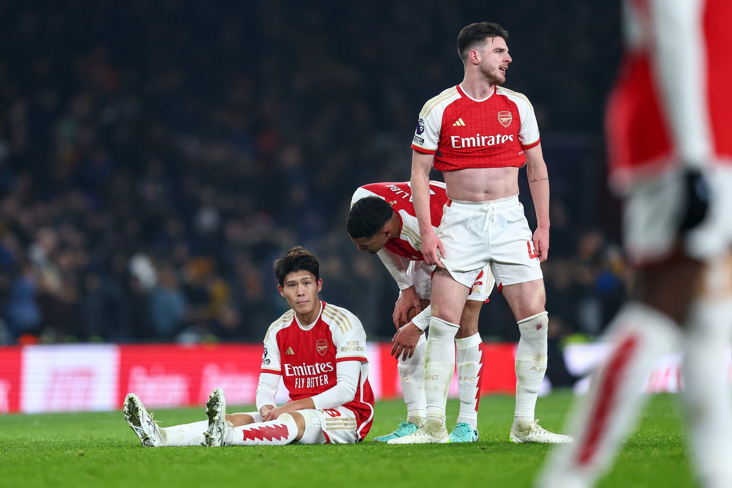 12月2日のウルブス戦。左ふくらはぎの違和感で座り込んだ冨安　©AFLO