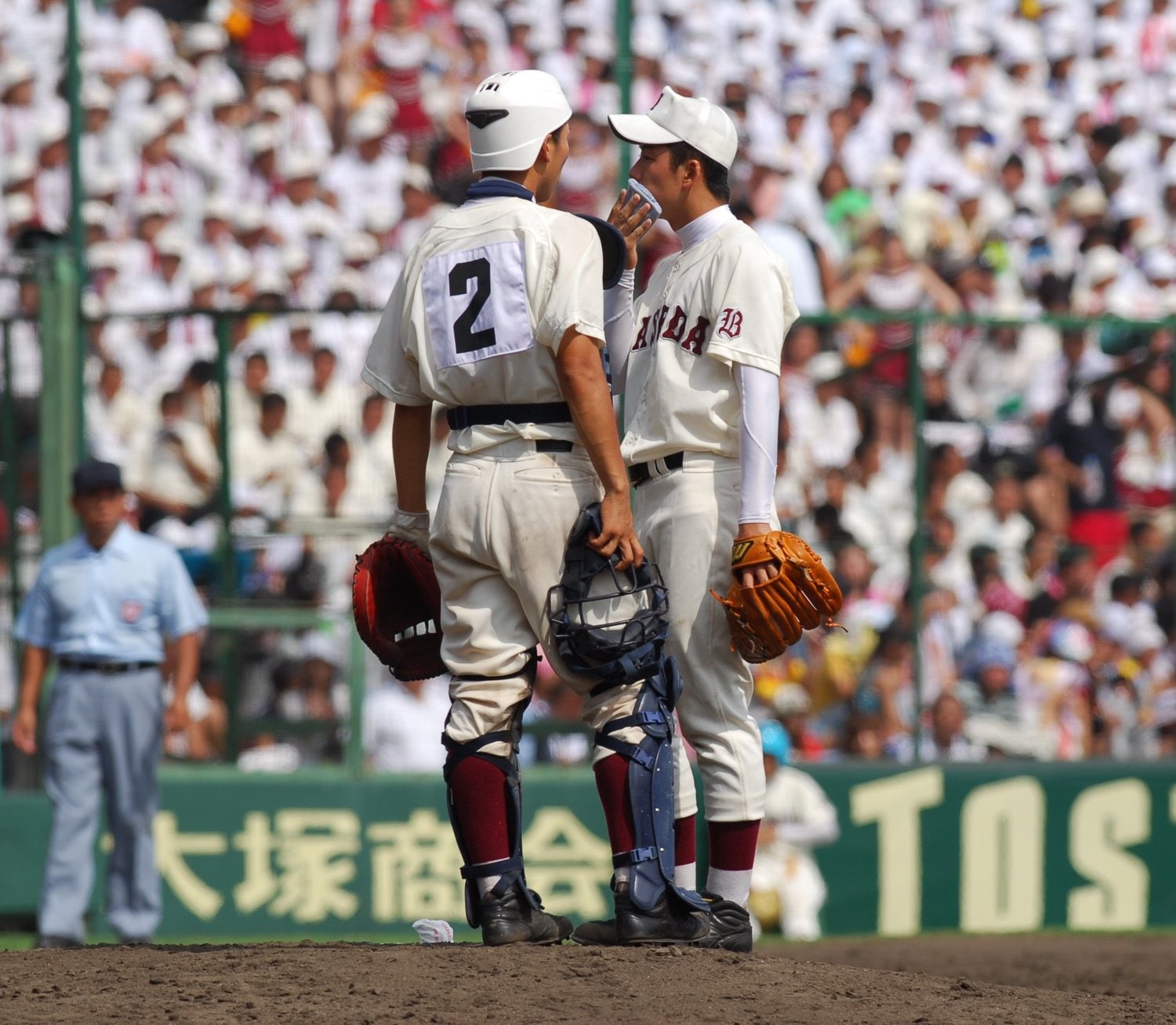 2006年夏の甲子園決勝、ハンカチで汗をぬぐう斎藤　©JIJI PRESS