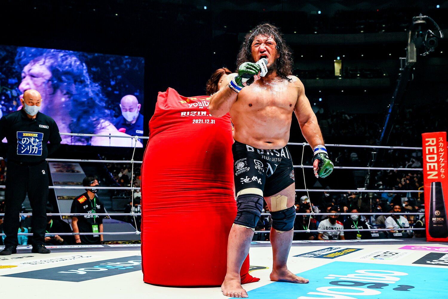 劇的な逆転勝利を収めた関根は、マイクを握って熱い思いを語った　©RIZIN FF Susumu Nagao