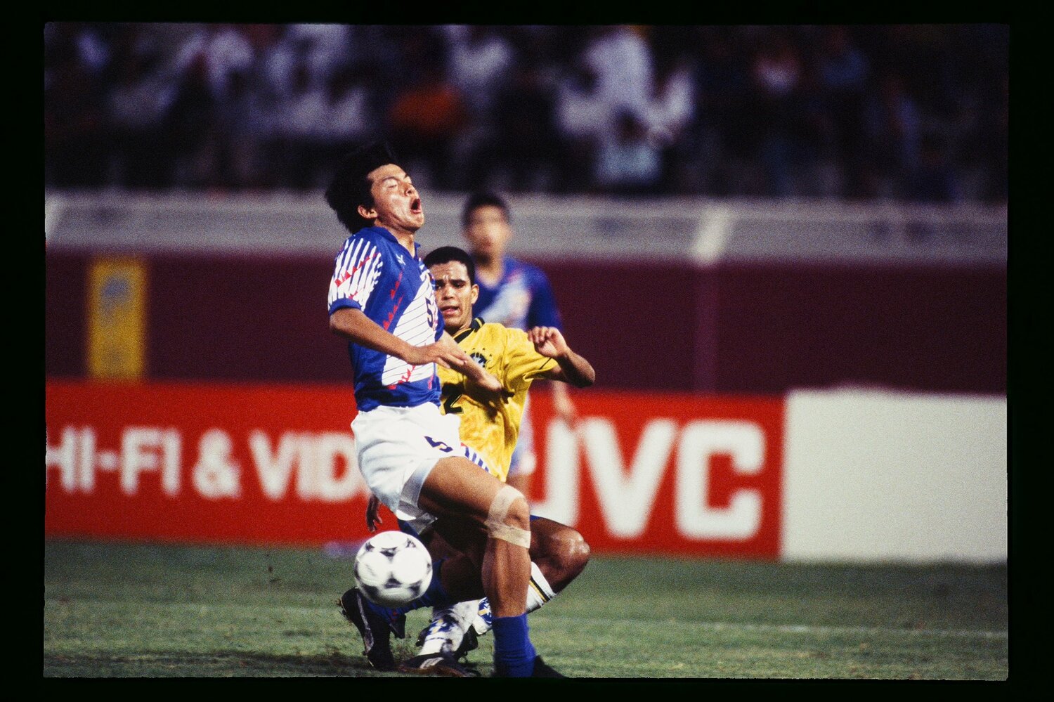 ブラジル戦で後ろから強烈なタックルを受けた松田直樹 ©️J.LEAGUE