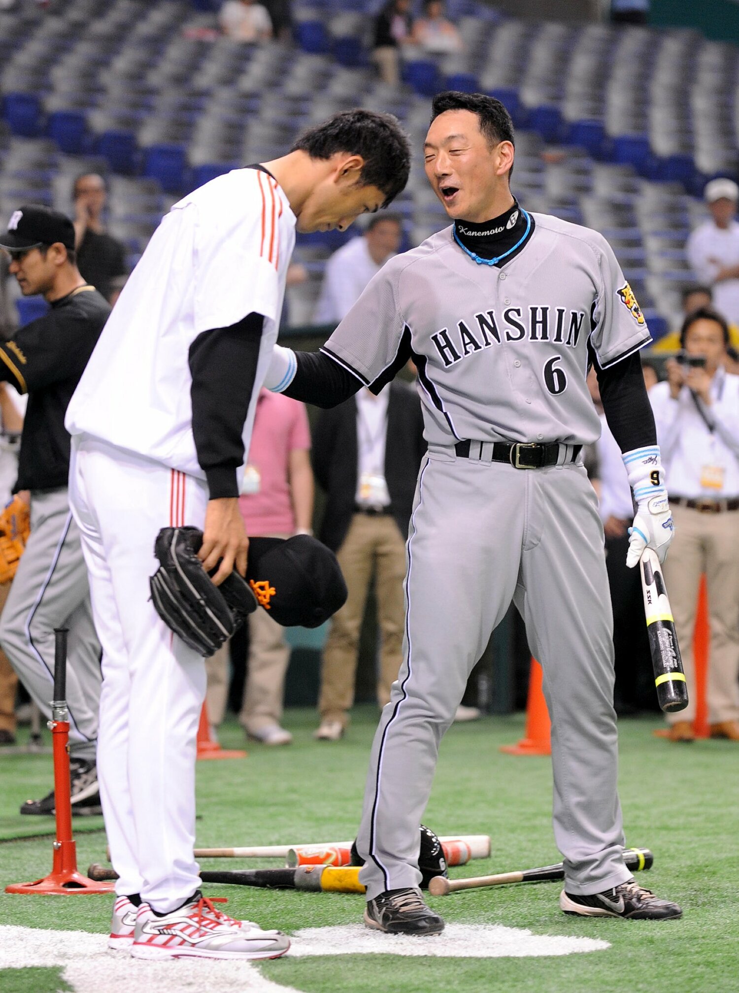 危険球退場となった翌日、金本に直接謝罪した木佐貫　©SANKEI SHIMBUN