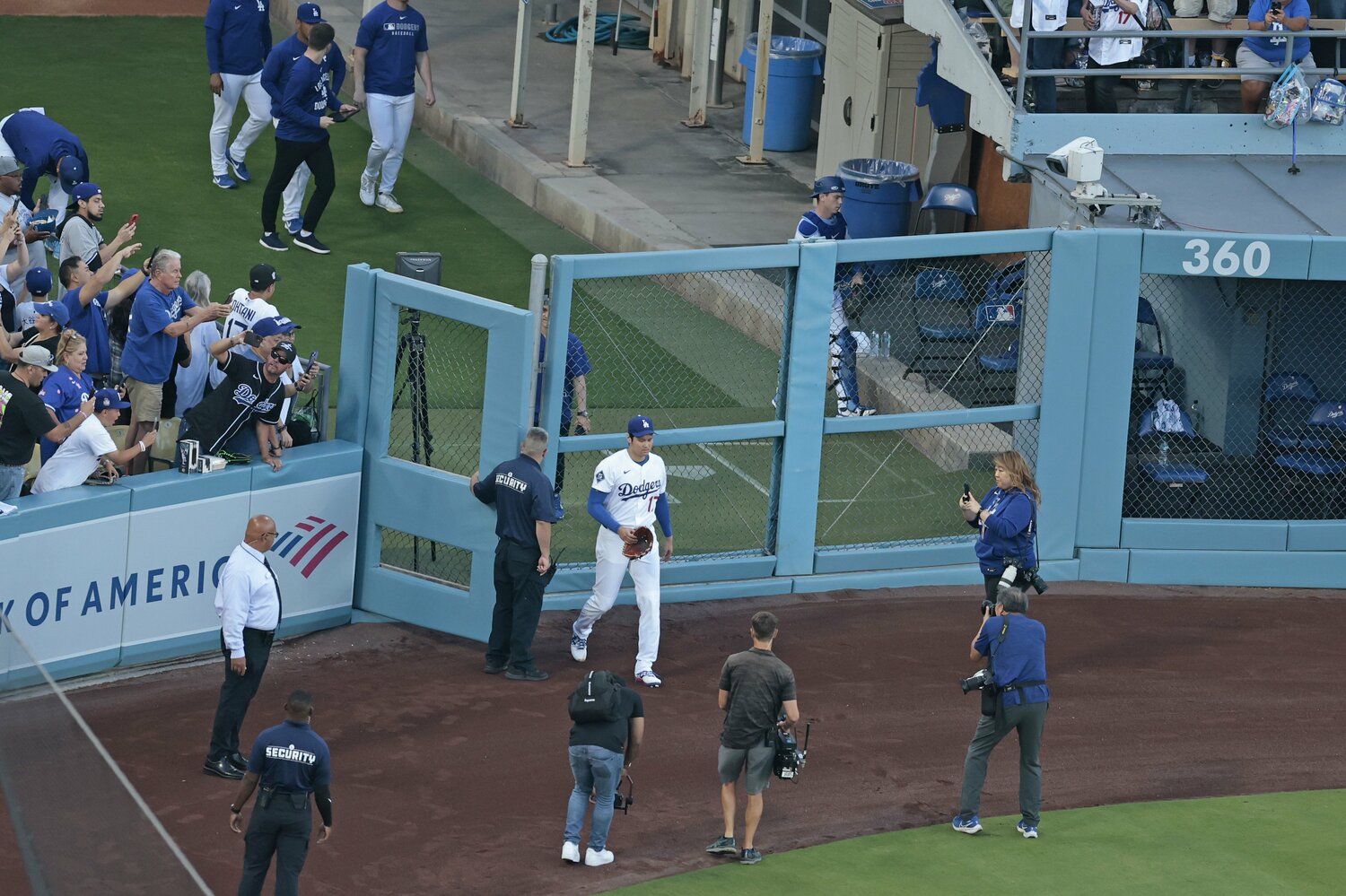 ダグアウトから登場する大谷翔平　©Getty Images