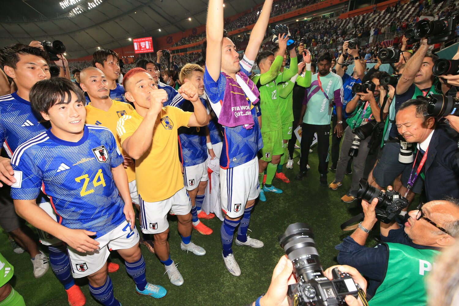 吉田の後ろでファンの声援に答える堂安　©Kazuo Fukuchi／JMPA