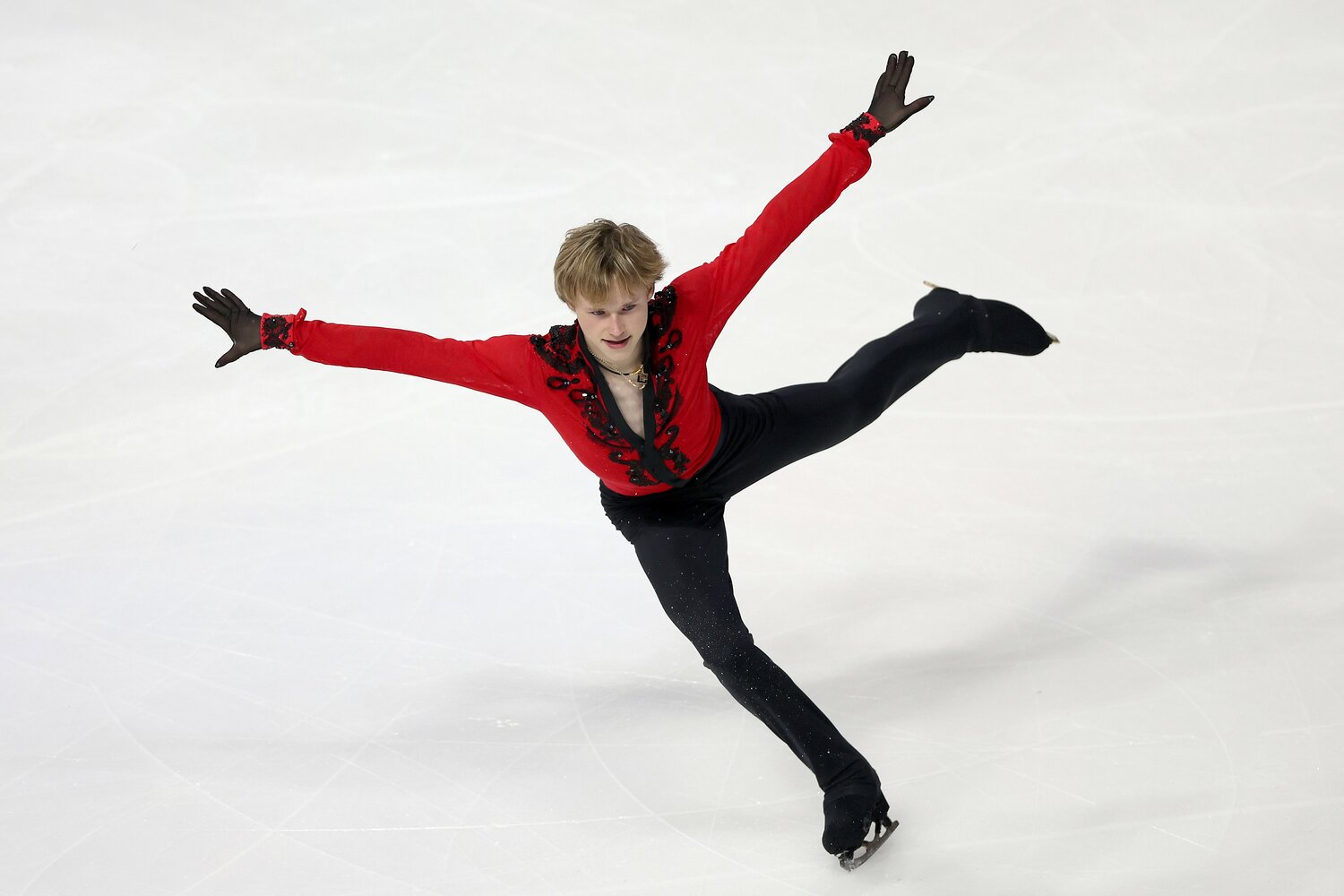 赤いシャツに身を包み、キレのある演技を見せたSP　©Getty Images