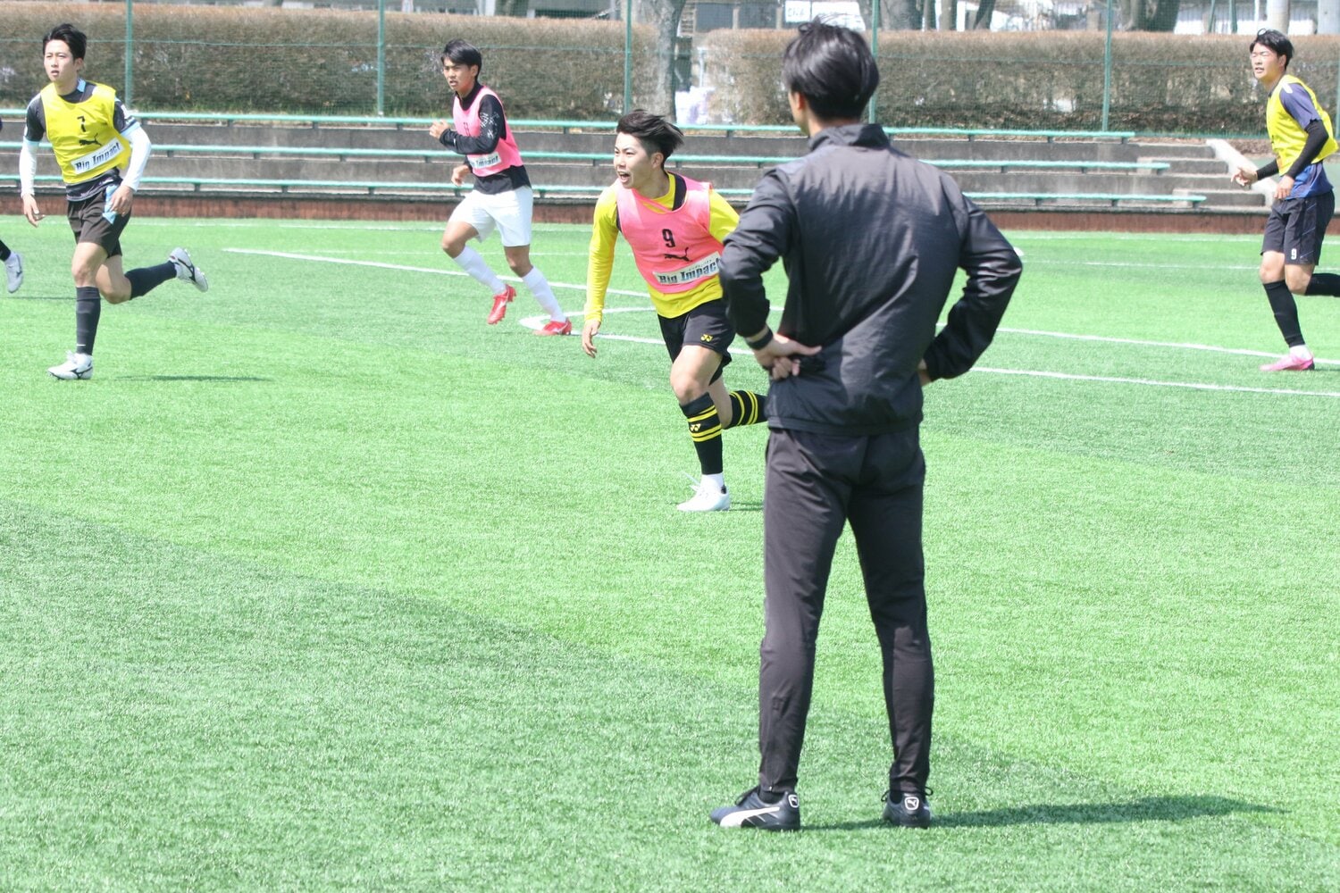 田村の練習をヘッドコーチとして見守る戸田　©︎Takahito Ando