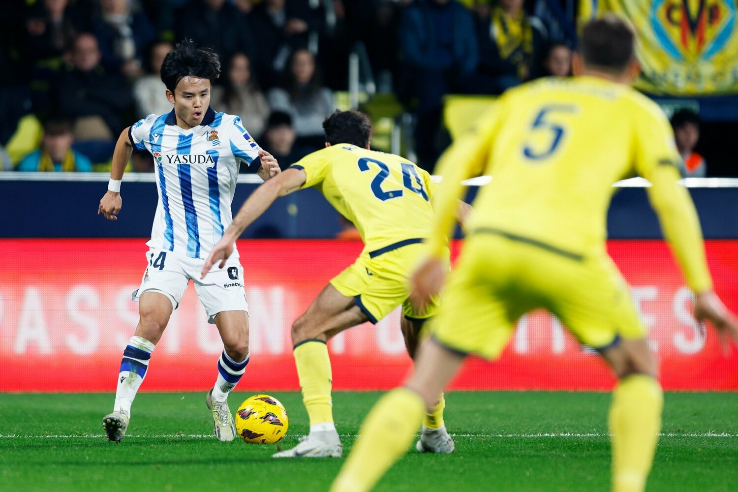 久保へのタイトなマーク、突破を警戒するCBの姿が映り込む