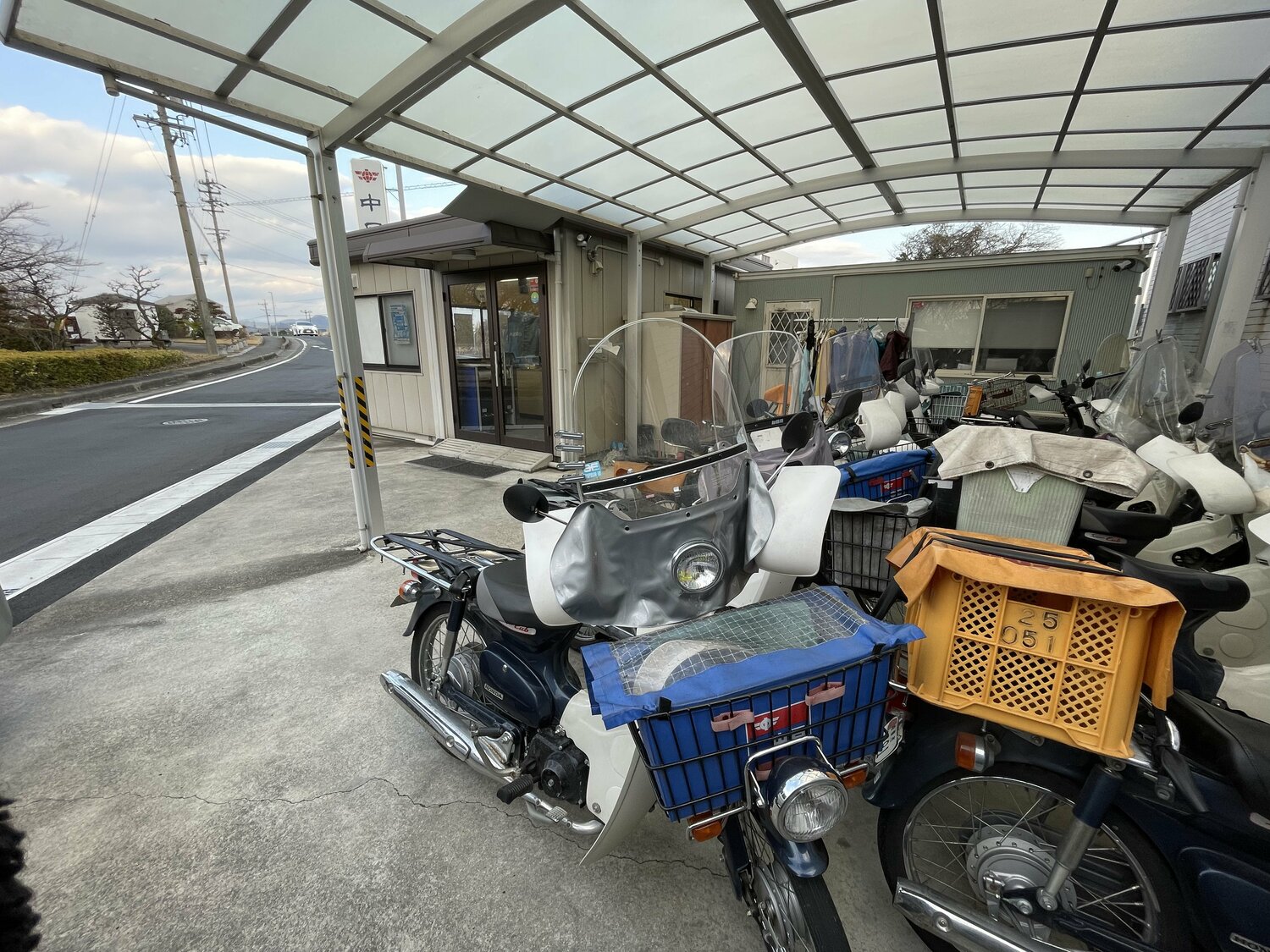 配達用のバイク16台も揃えた ©NumberWeb