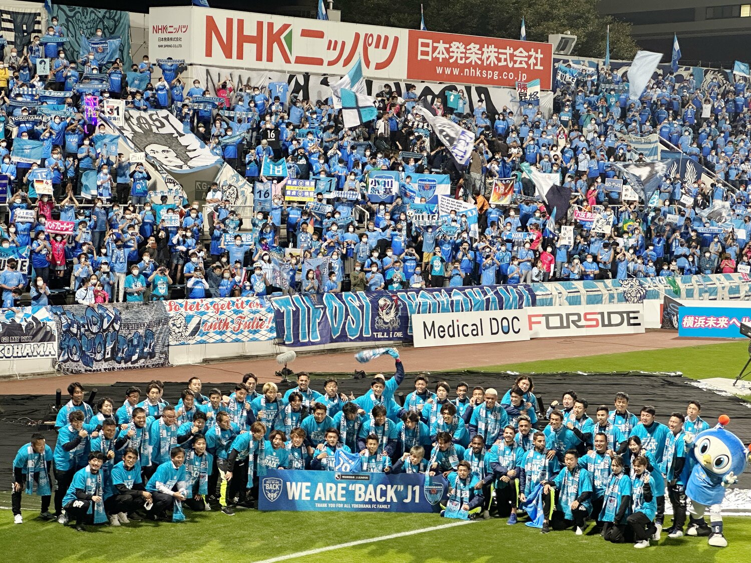 10月16日、ホーム三ツ沢でJ1昇格を祝う横浜FCの選手たち　©JIJI PRESS