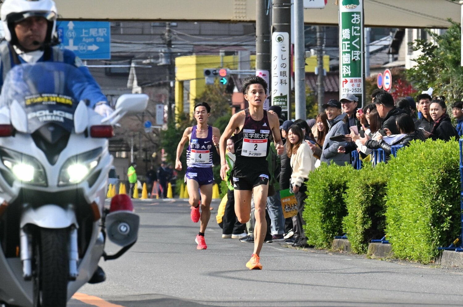 ラストで国学院大・青木（2番）に逆転されたものの、2位をマークした桑田　©Takashi Shimizu