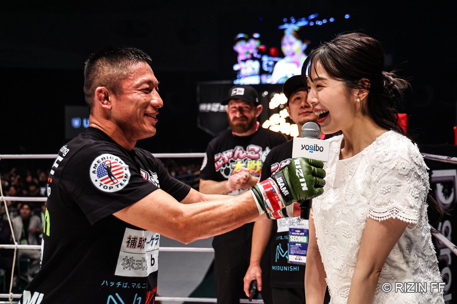 試合後、妻・川村那月さんをリングに呼び込んだ堀口　©RIZIN FF