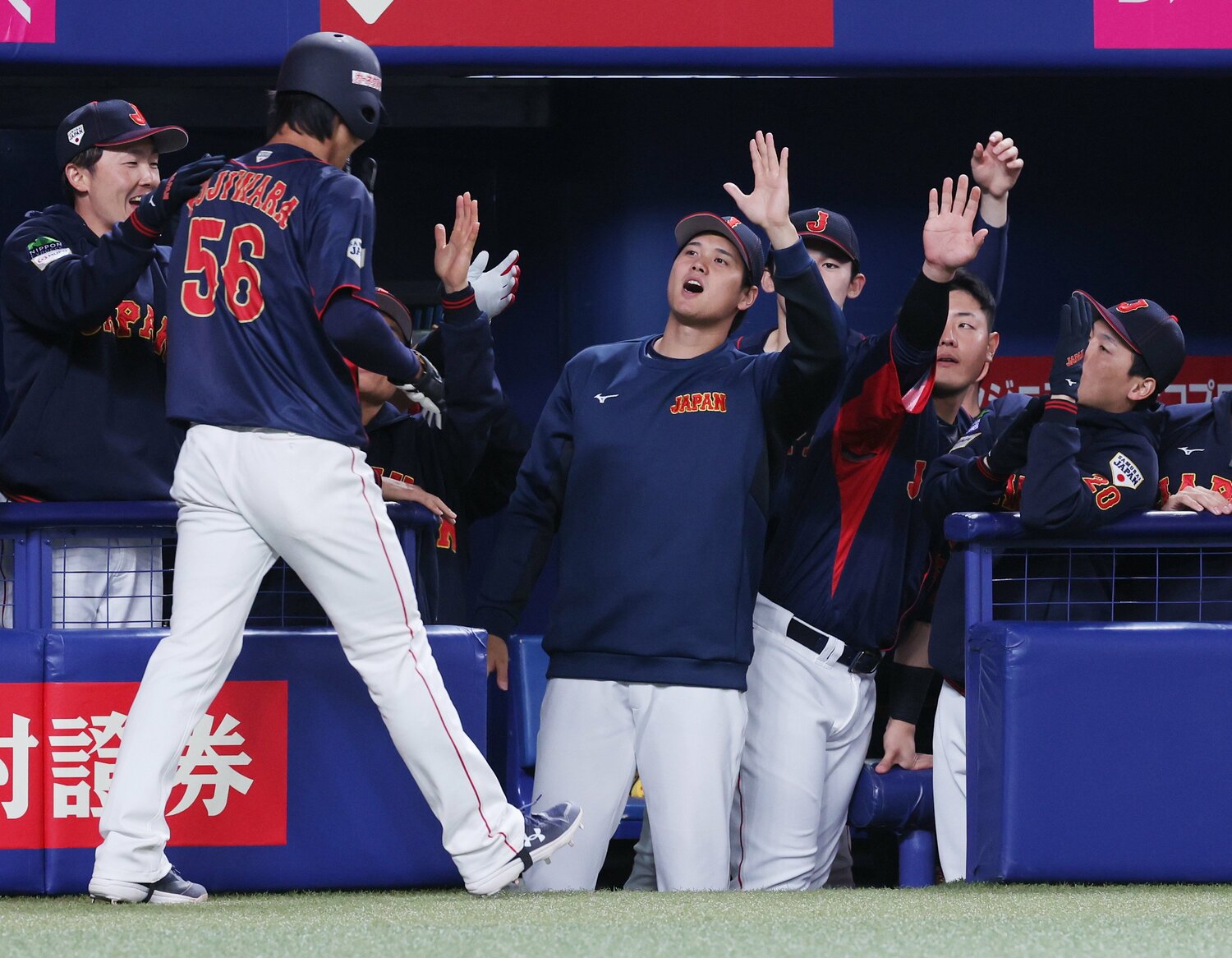 昨年3月のWBC前には、サポートメンバーとして日本代表に帯同。貴重な経験を積んだ藤原(左から2人め)