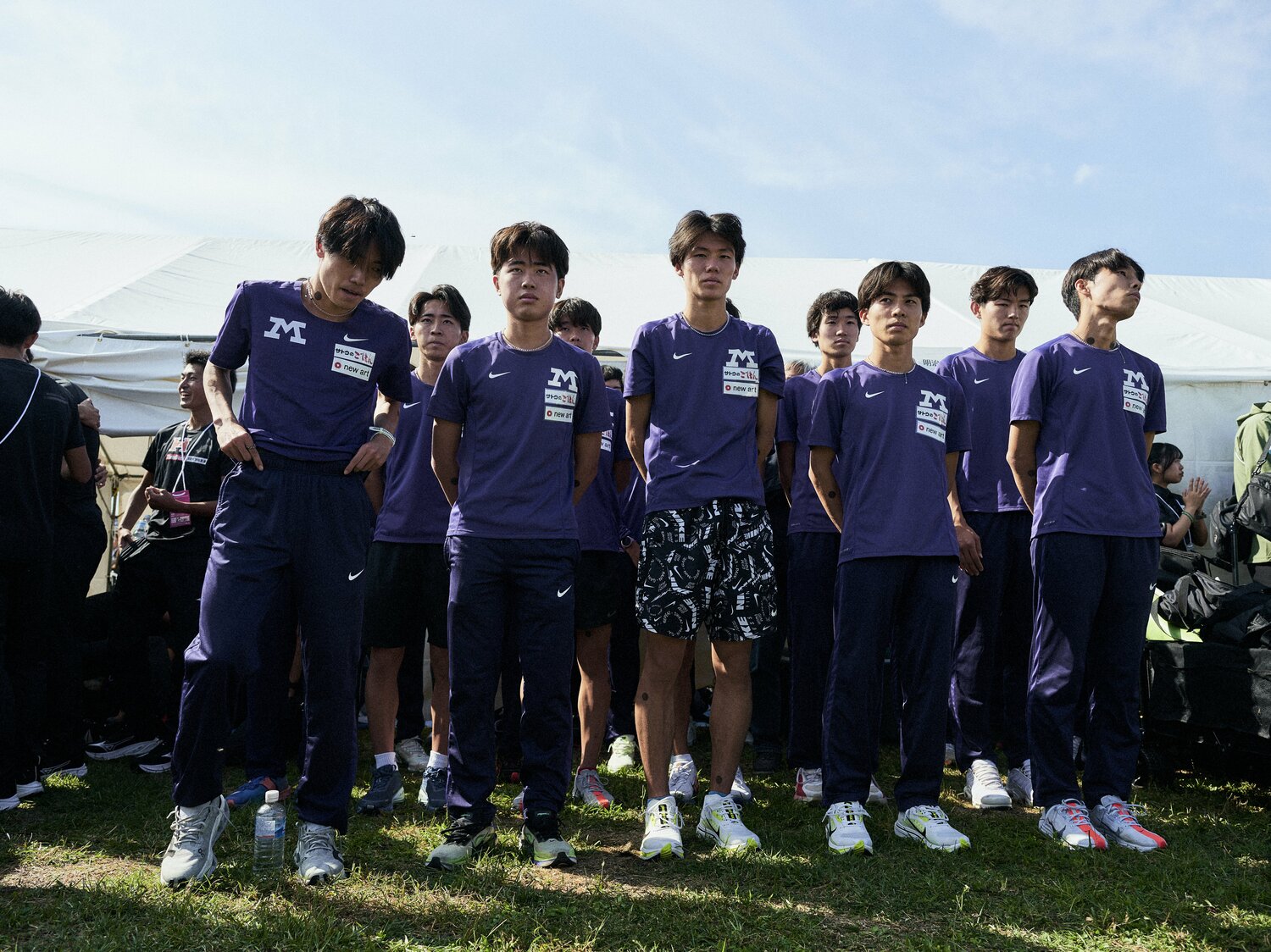 14位という結果を受け、項垂れる明大の選手たち ©Yuki Suenaga