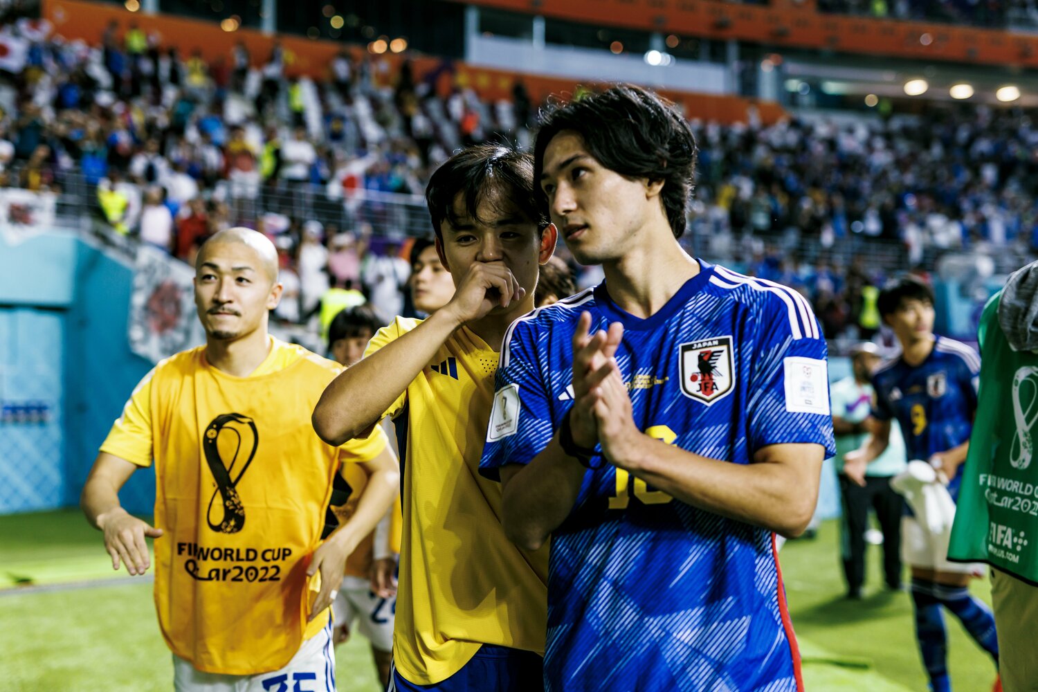 久保建英と言葉をかわす南野拓実　©︎Kiichi Matsumoto/JMPA