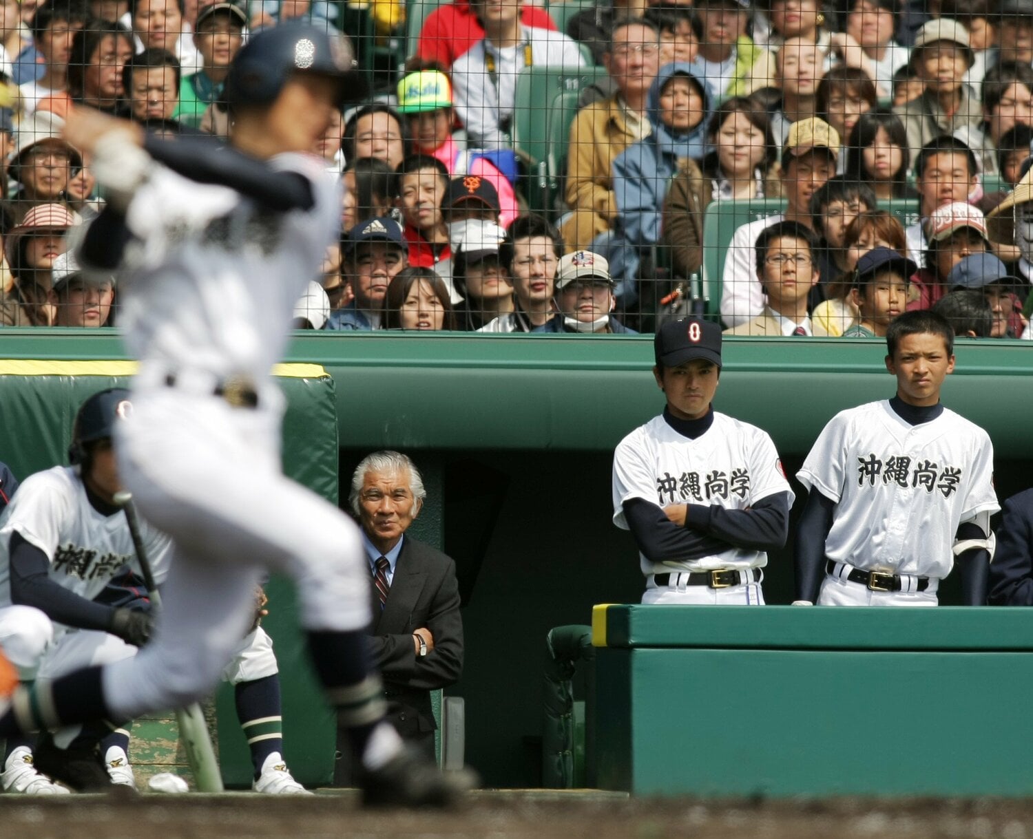 2008年春、沖縄尚学・比嘉公也監督の隣で戦況を見守る東浜巨　©︎JIJI PRESS