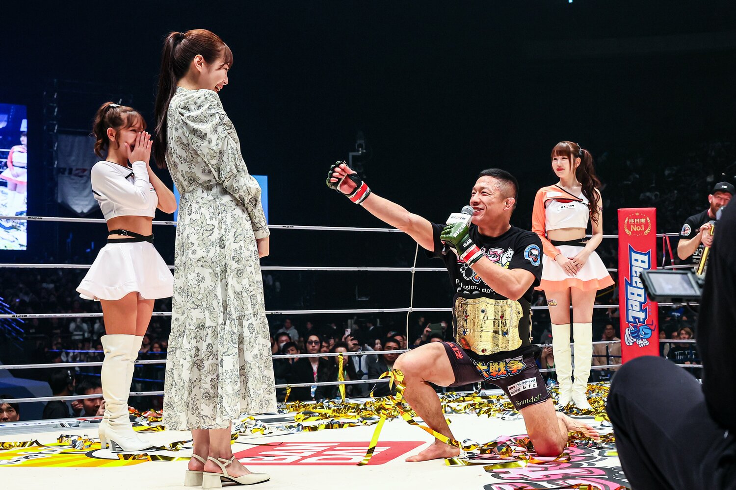 リング上で行われた堀口恭司の公開プロポーズ ©RIZIN FF Susumu Nagao