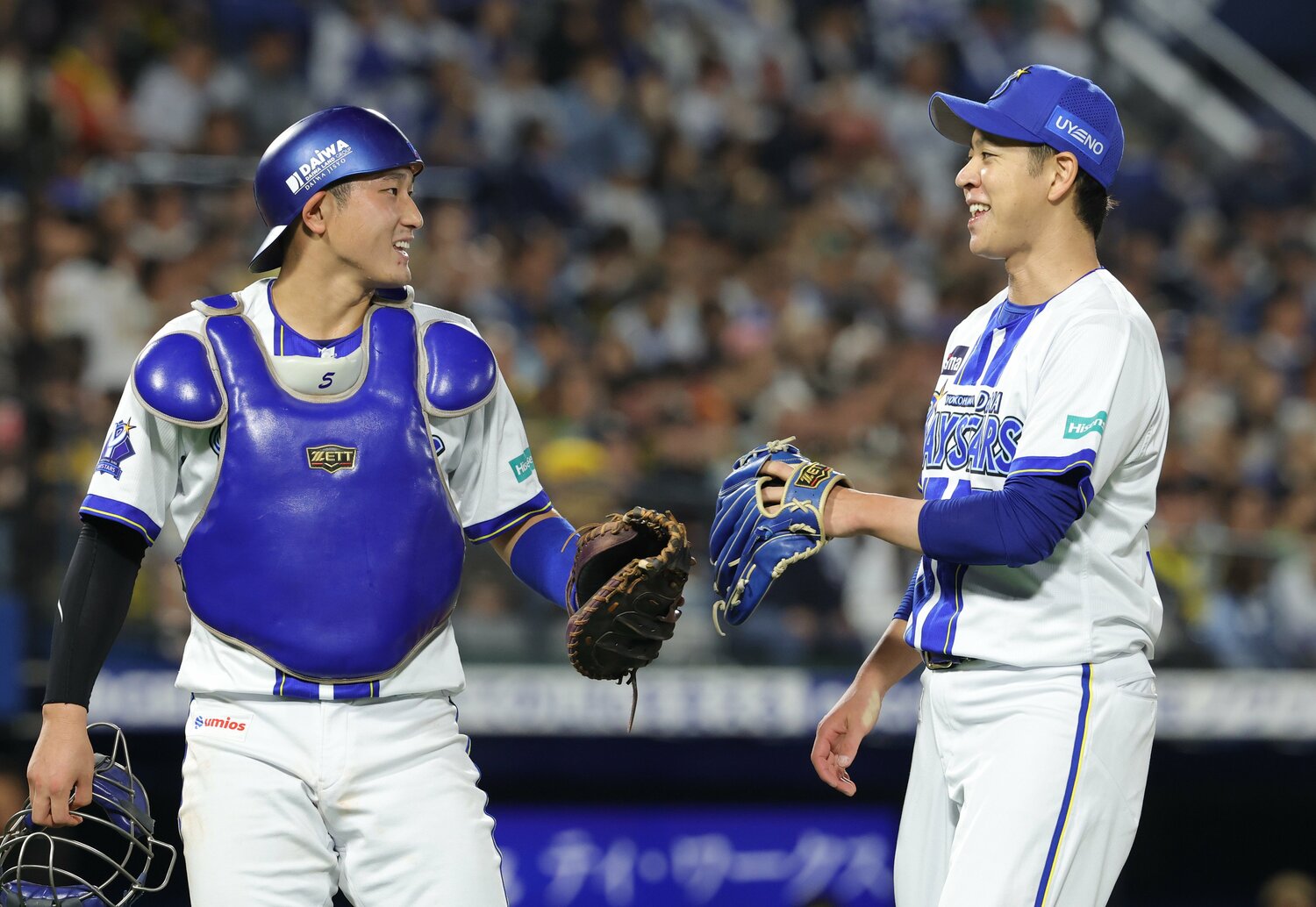 シーズン最終戦でバッテリーを組んだ松尾汐恩と平良拳太郎 ©️JIJI PRESS